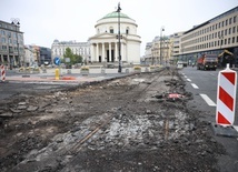 Robotnicy odkopali na pl. Trzech Krzyży zabytkowy bruk i tory tramwajowe