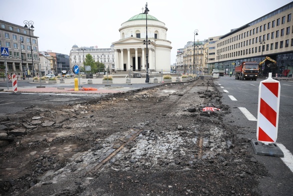 Robotnicy odkopali na pl. Trzech Krzyży zabytkowy bruk i tory tramwajowe