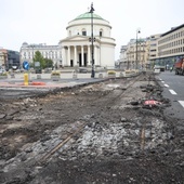 Robotnicy odkopali na pl. Trzech Krzyży zabytkowy bruk i tory tramwajowe