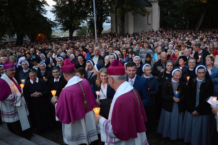 Nabożeństwo ze świecami na Górze św. Anny