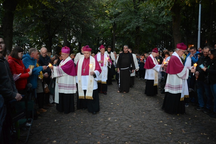 Nabożeństwo ze świecami na Górze św. Anny