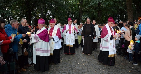 Wieczór rozświetlony światłem