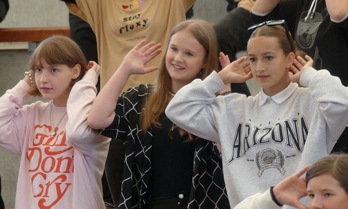 Młodzi w żywieckim amfiteatrze pod Grojcem 10 września 2022 r.