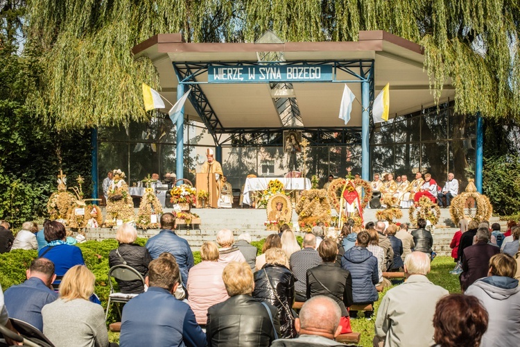 Msza św. i dożynki w Trąbkach Wielkich