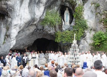 Msza św. w Grocie Massabielskiej w Lourdes 