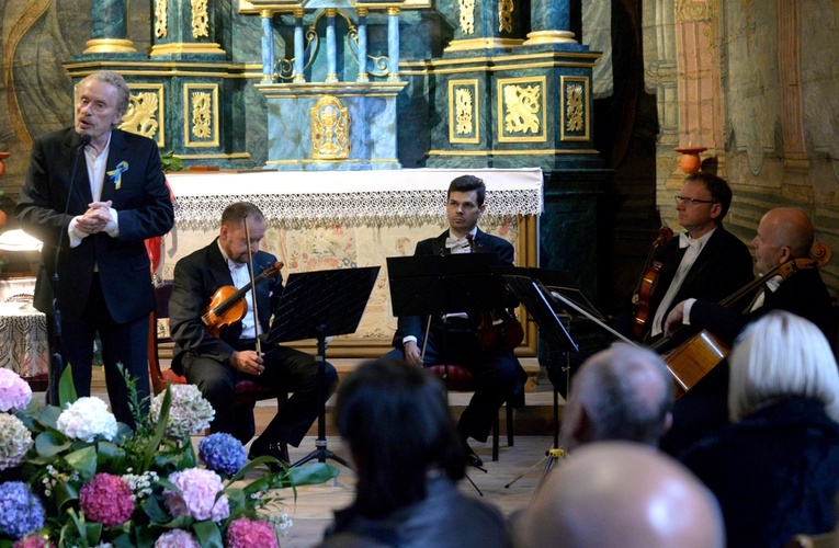 Z recytacją utworów wielkich poetów polskiego romantyzmu wystąpił Daniel Olbrychski. Obok Warszawski Kwartet Smyczkowy.