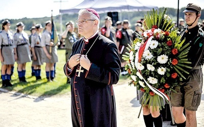 ▲	Po Mszy św. zaproszeni goście, w tym także  bp Marek Mendyk, oddali hołd zamordowanym więźniom.