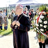 ▲	Po Mszy św. zaproszeni goście, w tym także  bp Marek Mendyk, oddali hołd zamordowanym więźniom.