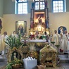 ▲	Przy ołtarzu z biskupem stanęło dwunastu kapłanów związanych z parafią.