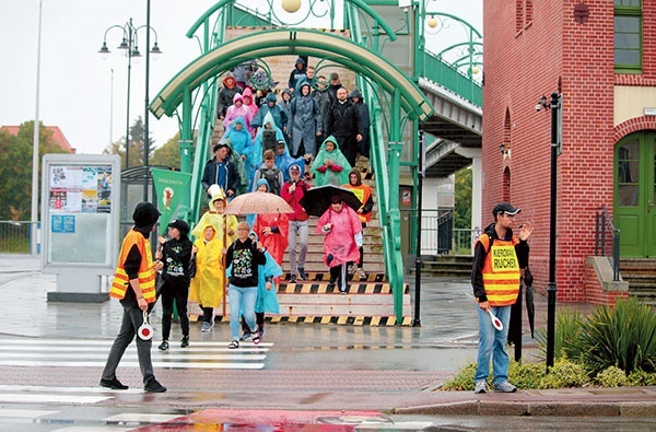 ▲	Pielgrzymi wyruszyli w deszczu. 