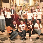 ▲	Czechowicka pielgrzymkowa grupa muzyczna po wieczorze uwielbienia.