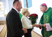 ▲	Powitanie biskupa w Strzegocicach.