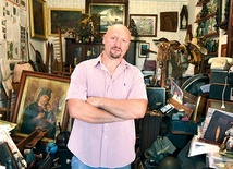 ▲	Piotr Styrna ma pomysł na prezentację wokowickich artefaktów.