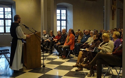 	Są rozsiani po całym kraju. Od czasu do czasu przyjeżdżają do opactwa, by się umocnić.