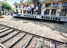 Obóz przejściowy na terenie dawnych warsztatów kolejowych na pruszkowskim Żbikowie stał się jednym z najtragiczniejszych etapów gehenny ludności cywilnej powstańczej Warszawy