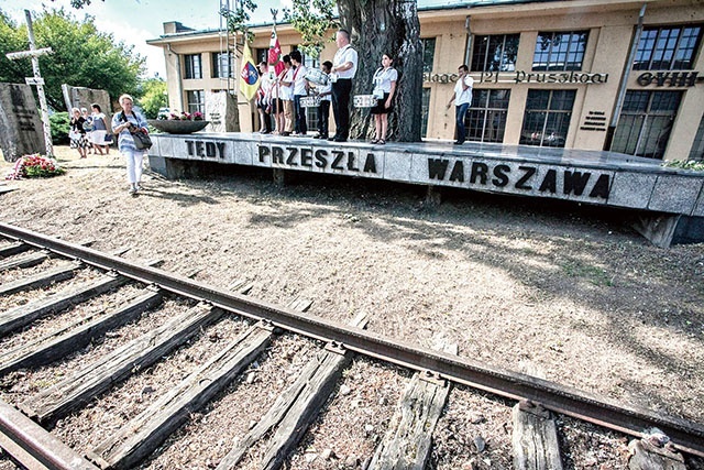 Obóz przejściowy na terenie dawnych warsztatów kolejowych na pruszkowskim Żbikowie stał się jednym z najtragiczniejszych etapów gehenny ludności cywilnej powstańczej Warszawy