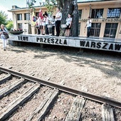 Obóz przejściowy na terenie dawnych warsztatów kolejowych na pruszkowskim Żbikowie stał się jednym z najtragiczniejszych etapów gehenny ludności cywilnej powstańczej Warszawy