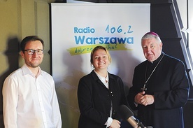 ▲	Obok bp. Romualda Kamińskiego Ewa Pietrzak i Jarosław Wydra, prowadzący „Poranek z Radiem Warszawa”. 