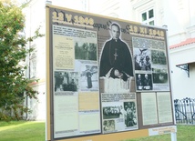 Wystawę poświęconą bp. Stefanowi Wyszyńskiemu można oglądać obok Wieży Trynitarskiej.