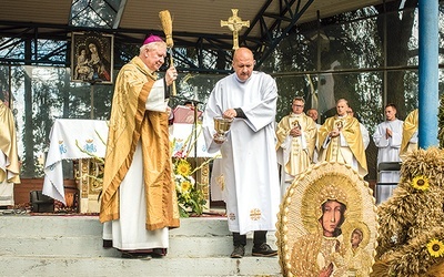 ▲	Biskup Wiesław Szlachetka poświęcił korony żniwne.