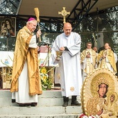 ▲	Biskup Wiesław Szlachetka poświęcił korony żniwne.