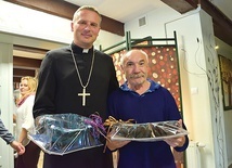 ▲	Biskup Piotr Przyborek dostał prezenty od uczestników zajęć.