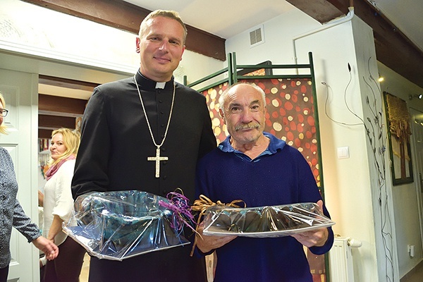 ▲	Biskup Piotr Przyborek dostał prezenty od uczestników zajęć.