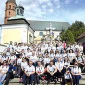 	Pątnicy zmierzali do Matki Bożej Jutrzenki Nadziei.