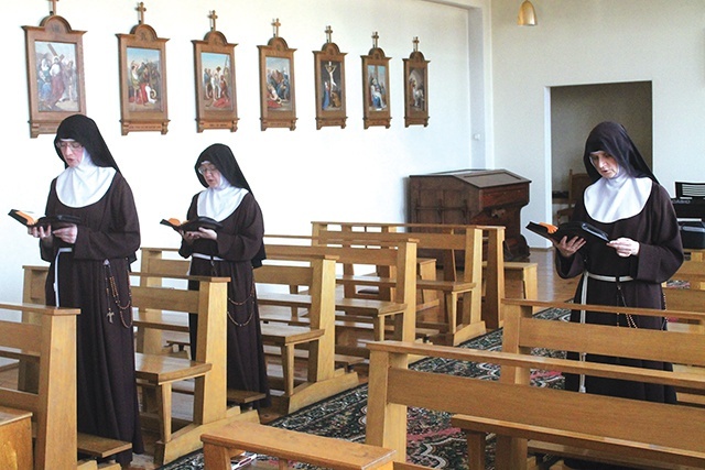 	Klaryski zachowują rytm dnia jak za klauzurą.