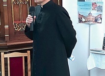 	Kapłan od lat jest związany z Rzymem m.in. poprzez współpracę z Radiem Watykańskim  oraz wykłady  na Papieskim Uniwersytecie Gregoriańskim.