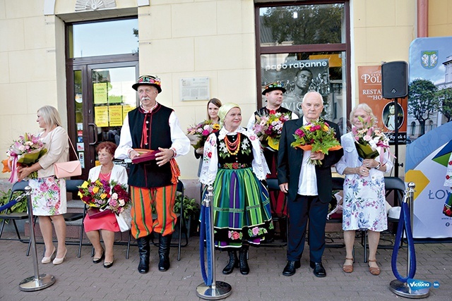 Wędrując ulicami Łowicza, warto patrzeć pod nogi  – w chodniku umieszczone są kolorowe symbole przypominające o miejscowych twórcach.