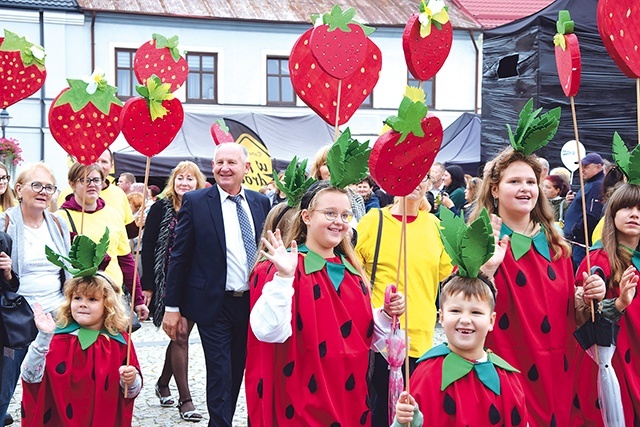 W paradzie wzięły udział 62 grupy. 