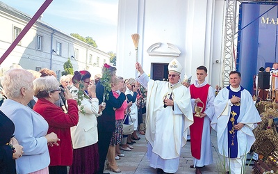 	Biskupi błogosławili róże i święcili wieńce dożynkowe.