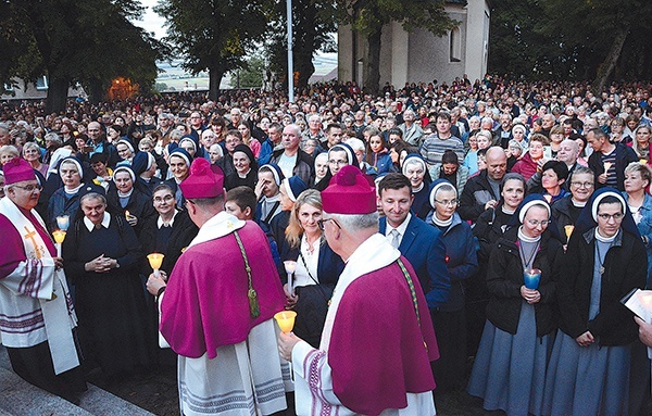 ▲	Biskupi przekazywali wiernym płomień świecy.