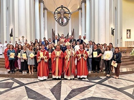 ▲	Metropolita katowicki z katechetami, którzy rozpoczynają posługę.