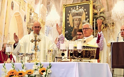 ▲	Od lewej: arcybiskupi Adrian Galbas i Wiktor Skworc na Mszy św. przed bazyliką.