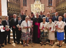 ▲	Biskup honoruje osoby, które szczególnie angażują się w swoich parafiach.