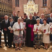 ▲	Biskup honoruje osoby, które szczególnie angażują się w swoich parafiach.