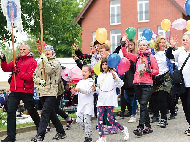 Pielgrzymka z Kętrzyna przyniosła urodzinowe balony.