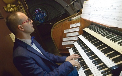 Na organach kolegiaty, największym instrumencie w diecezji radomskiej, zagrał Bogdan Stępień.