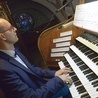 Na organach kolegiaty, największym instrumencie w diecezji radomskiej, zagrał Bogdan Stępień.