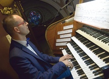 Na organach kolegiaty, największym instrumencie w diecezji radomskiej, zagrał Bogdan Stępień.