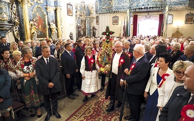 Uczestnicy liturgii w sanktuarium Matki Bożej Pocieszenia.