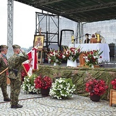 Eucharystia na nadwiślańskim bulwarze w Sandomierzu.