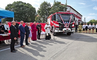 Wóz strażacki poświęcił ks. Paweł Bielecki, proboszcz miejscowej parafii.