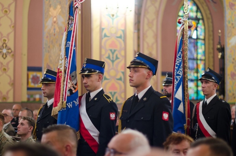 Mundurowi u Królowej Rodzin