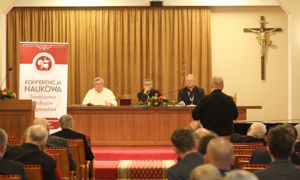 Debatują o "wierzę w Kościół"