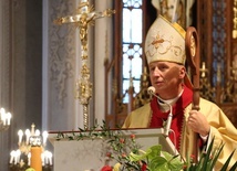 "Niech w parafiach naszej Diecezji nie zabraknie sprawowanych Eucharystii, odmawianej modlitwy różańcowej i przeżywanej adoracji Najświętszego Sakramentu w intencji Ukrainy i nawrócenia narodu rosyjskiego" - napisał bp Marek Solarczyk.