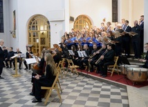 W skarżyskiej bazylice wystąpili artyści z połączonych Capelli Cracoviensis, studentów, którzy uczestniczyli w Akademii Muzyki Dawnej, a także Chóru Politechniki Świętokrzyskiej i Scholi Cantorum Kielcensis. Zespolone zespoły muzyków i chórów poprowadził Martin Gester.