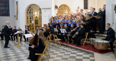 W skarżyskiej bazylice wystąpili artyści z połączonych Capelli Cracoviensis, studentów, którzy uczestniczyli w Akademii Muzyki Dawnej, a także Chóru Politechniki Świętokrzyskiej i Scholi Cantorum Kielcensis. Zespolone zespoły muzyków i chórów poprowadził Martin Gester.